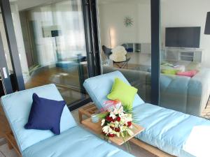 een woonkamer met twee blauwe stoelen en een bank bij Apartment LaVille A-4-3 by Interhome in Locarno