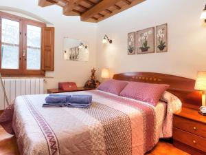 カロンジェにあるHoliday Home Mas Ambros by Interhomeのベッドルーム1室(青い枕2つ付)