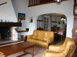 sala de estar con sofá y chimenea en Holiday Home Fromental by Interhome, en Bagnac