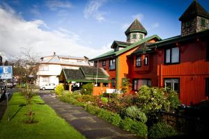 uma fila de casas numa rua numa cidade em Weisserhaus em Puerto Varas