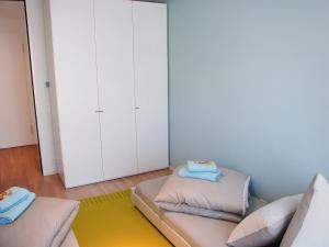 ロカルノにあるApartment LaVille B-1-2 by Interhomeのベッド2台(枕付)が備わる客室です。