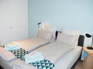 Säng eller sängar i ett rum på Apartment LaVille A-4-3 by Interhome