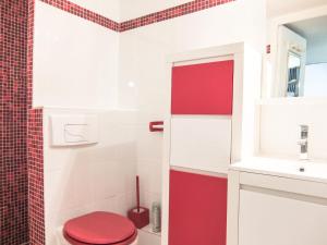 サン・シプリアン・プラージュにあるHoliday Home Mas del Sol by Interhomeのバスルーム(赤いトイレ、洗面台付)