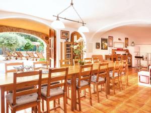 カロンジェにあるHoliday Home Mas Ambros by Interhomeのダイニングルーム(大きな木製テーブル、椅子付)