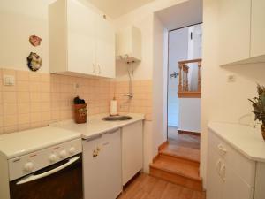 Küche/Küchenzeile in der Unterkunft Apartment Zvonko-1 by Interhome