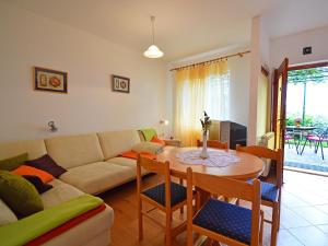 salon z kanapą i stołem w obiekcie Apartment Zvonko-2 by Interhome w mieście Lovran