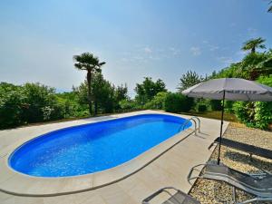 Der Swimmingpool an oder in der Nähe von Apartment Zvonko-1 by Interhome