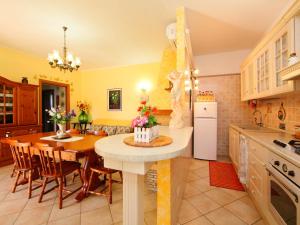 eine Küche mit einem Tisch und einem Esszimmer in der Unterkunft Villa Villa Caiterzi by Interhome in Lanuvio