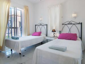 Postel nebo postele na pokoji v ubytování Villa Villa Pueblo Jara by Interhome + 7 fotografií