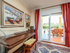 a living room with a piano and a balcony at Villa Villa Bertoni in Reus