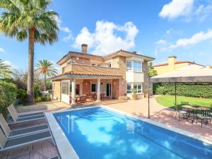 a home with a swimming pool in front of a house at Villa Villa Bertoni in Reus