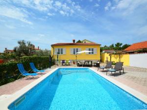 Bazén v ubytovaní Holiday Home Slavko by Interhome alebo v jeho blízkosti
