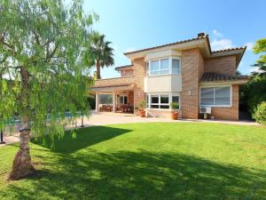 a house with a green lawn in front of it at Villa Villa Bertoni in Reus