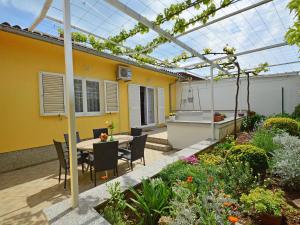 Vonkajšia záhrada v ubytovaní Holiday Home Slavko by Interhome