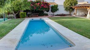 a swimming pool in the backyard of a house at CENTRO DE ARTE HARINA DE OTRO COSTAL in Trigueros