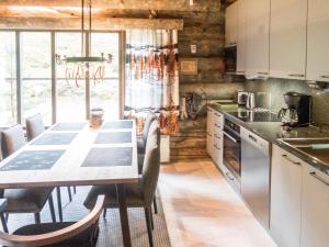 une cuisine avec une table et des chaises dans une pièce dans l'établissement Holiday Home Rukapuro by Interhome, à Ruka 14 autres photos