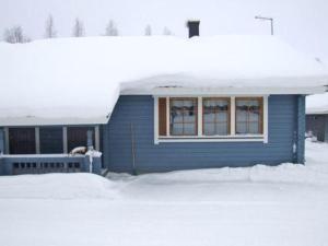 ルカにあるHoliday Home Lomapohjas 2 by Interhomeの前雪の青い家