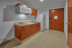 Kuchyň nebo kuchyňský kout v ubytování Extended Suites Monterrey Aeropuerto