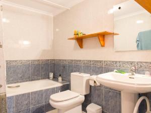 Ein Badezimmer in der Unterkunft Apartment Vista Mar by Interhome