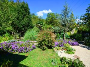 Dobreć的住宿－Holiday Home Villa Hofbauer by Interhome，种有紫色花卉和树木的花园
