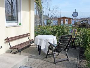 eine Terrasse mit einem Tisch, 2 Stühlen und einem Fenster in der Unterkunft Holiday Home Goetheallee by Interhome in Krakow am See