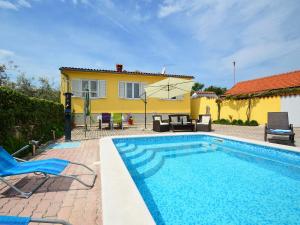 Bazén v ubytovaní Holiday Home Slavko by Interhome alebo v jeho blízkosti