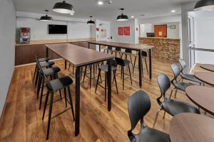 TV a/nebo společenská místnost v ubytování Extended Suites Monterrey Aeropuerto