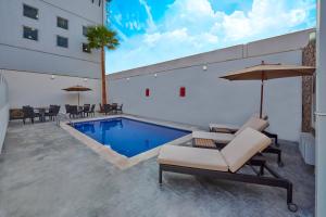 Bazén v ubytování Extended Suites Monterrey Aeropuerto nebo v jeho okolí