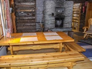 ルカにあるHoliday Home Rukakolo by Interhomeのオーブン付きの客室で、木製テーブルとベンチが備わります。