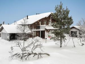 サーリセルカにあるHoliday Home Kotka a by Interhomeの雪に覆われた家