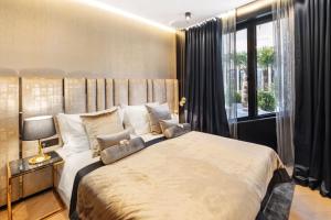 - une chambre avec un grand lit et une fenêtre dans l'établissement Posh Residence Luxury Suites, à Split