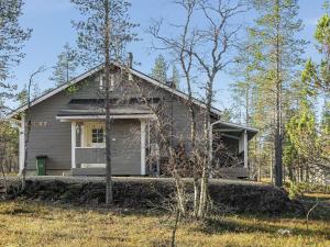 a small house in the middle of the woods at North Frontier 2-bedroom cabin in Saariselka