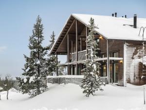 サーリセルカにあるHoliday Home Kotka a by Interhomeの雪中の木造家屋