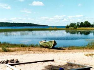 KarvonenにあるHoliday Home Mäntyaho by Interhomeの湖畔に座る船