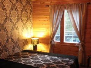 KarvonenにあるHoliday Home Akanlampi by Interhomeのベッドルーム1室(窓際にベッド1台付)