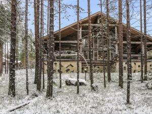 uma cabana de madeira na floresta na neve em Holiday Home Alte levi aatu by Interhome em Levi