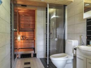 La salle de bains est pourvue de toilettes, d'une douche et d'un lavabo. dans l'établissement Holiday Home Aarre b by Interhome, à Saariselka