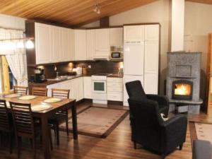 KarvonenにあるHoliday Home Akanlampi by Interhomeのキッチン(テーブル、椅子、暖炉付)