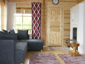 ein Wohnzimmer mit Couch und Kamin in der Unterkunft Holiday Home Iso marina by Interhome in Karvonen