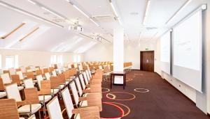 an empty lecture hall with chairs and a whiteboard at Słoneczny Zdrój Medical Spa & Wellness in Busko-Zdrój +46 photos