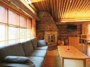 ルオストにあるHoliday Home Metsä-luosto by Interhomeのリビングルーム(ソファ、石造りの暖炉付)