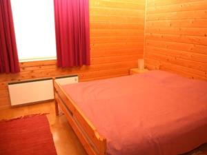 ユッラスヤルヴィにあるHoliday Home Tunturinvieri m2 by Interhomeの小さなベッドルーム(ベッド1台、窓付)