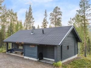 un garage grigio con una panchina davanti di Holiday Home Neljä vuodenaikaa a1-karpalo by Interhome a Ylläsjärvi