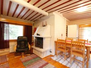 ユッラスヤルヴィにあるHoliday Home Ravelin by Interhomeのリビングルーム(暖炉、テーブル、椅子付)