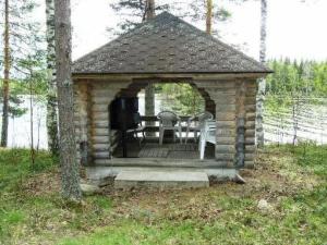 HakoniemiにあるHoliday Home Liplakka by Interhomeのガゼボ(テーブル、椅子付)