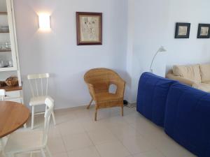 een woonkamer met een blauwe bank en een tafel bij Apartment Medina Molins by Interhome in Denia