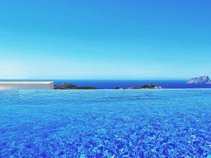 コンブレ・デル・ソルにあるVilla Megin by Interhomeの水面からの海の景色