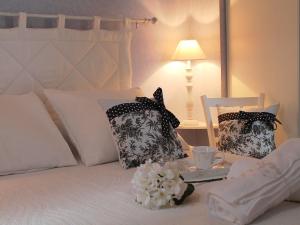 Cama blanca con almohadas y mesa con bandeja en Chalet Le Clos des Sapins by Interhome, en Monlet