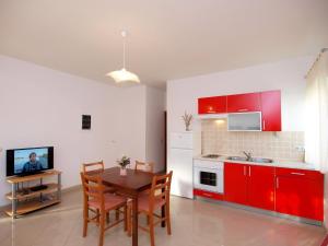 Kuchyň nebo kuchyňský kout v ubytování Apartment Maslina-1 by Interhome