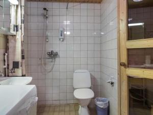 ターコブオリにあるHoliday Home Tahkontilhi e 5 by Interhomeのバスルーム(トイレ、洗面台、シャワー付)